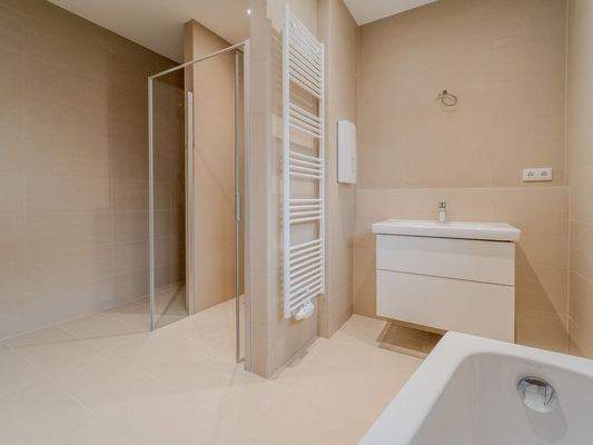 Bad mit Badewanne und Dusche