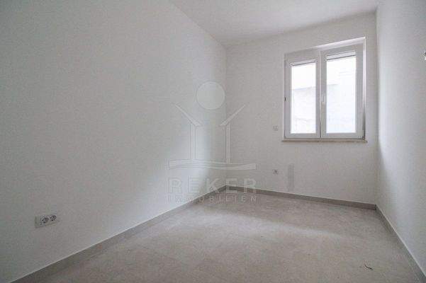 Ein Bett und ein Kleiderschrank passen hierhin