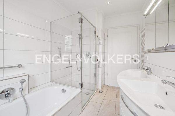 Das großzügige Badezimmer lässt keine Wünsche offen