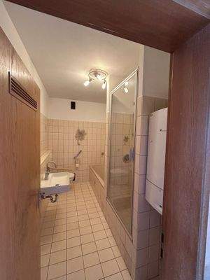 Bad mit Wanne und Dusche
