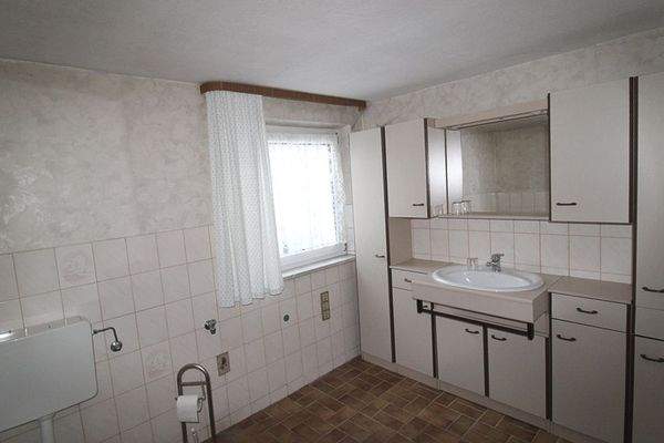 Geräumiges Badezimmer