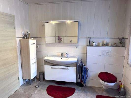 Das Badezimmer wurde 2016/17 renoviert