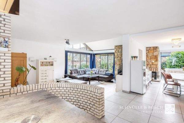 Die zwei Kamine schaffen ein wohliges Gefühl