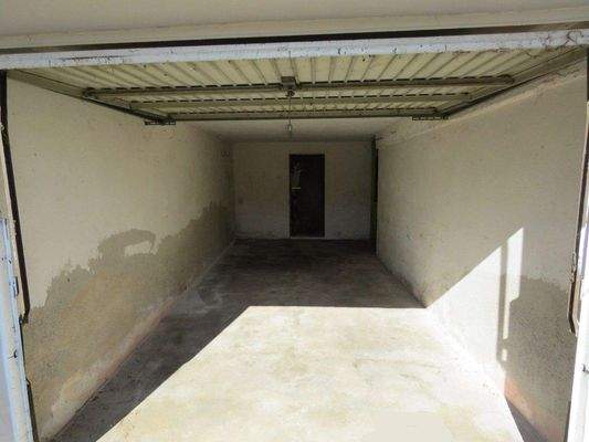 Garage mit Ausgang in den Garten 