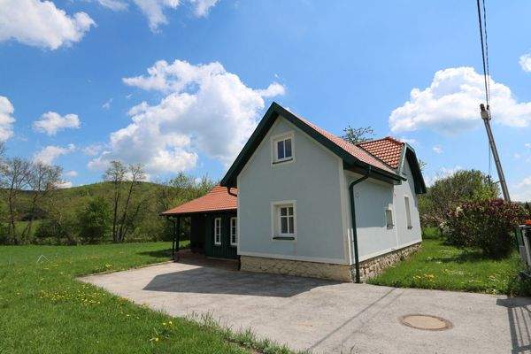 Ostansicht des Hauses mit Autoabstellplatz