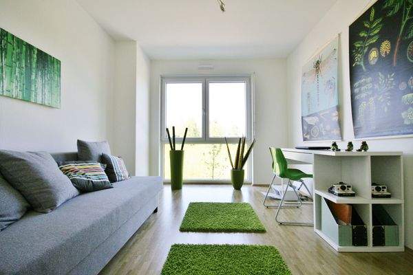 Kinderzimmer mit Parkett und bodentiefen Fenstern (Musterwohnung).JPG