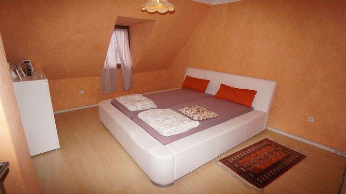 Schlaf- oder Kinderzimmer im DG