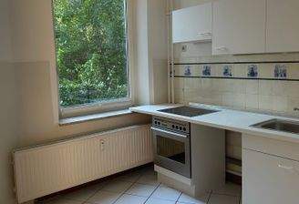 Küche mit Herd und Spüle