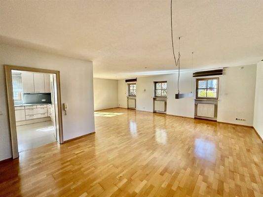 Sonniges, lichtdurchflutetes Wohn-Esszimmer