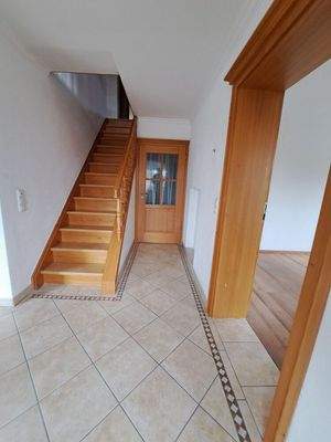 Wohungseingang und Treppe zum DG