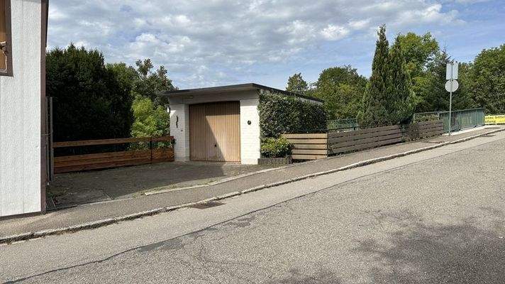 Garage mit Stellplatz