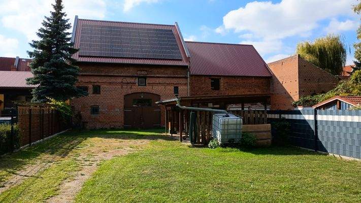 Scheune mit Photovoltaikanlage Gartenansicht