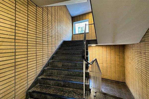 Treppenhaus rechts Zugang Wohnungen