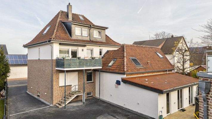 Hofansicht mit Anbau und Stellflächen