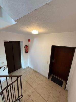 4 Treppenhaus mit Aufzug