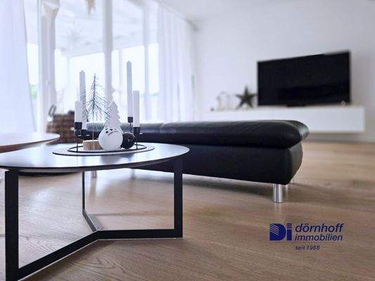 Wohnzimmer mit offener Küche