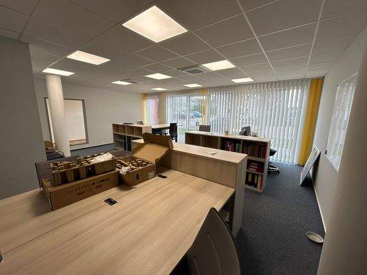 Modernes Büro mit Schreibtischen