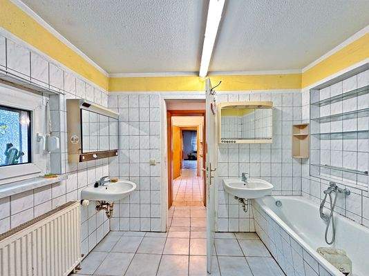 Bad mit Wanne und Dusche