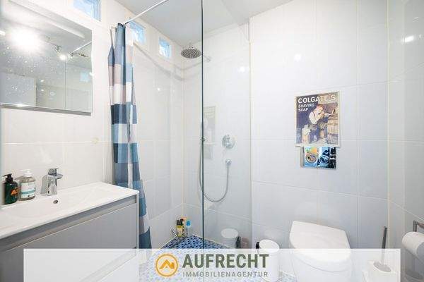 modernes Badezimmer OG rechts