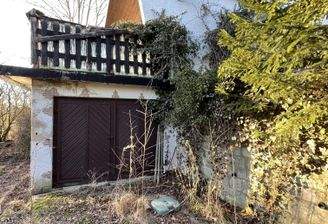 Gartenhaus mit Garage und Balkon