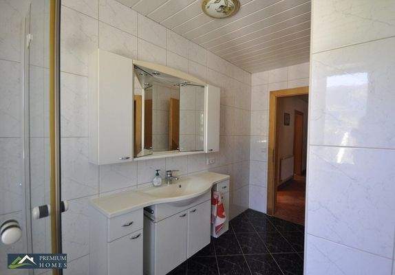 Doppelhaushälfte in Aussichtslage - Badausstattung