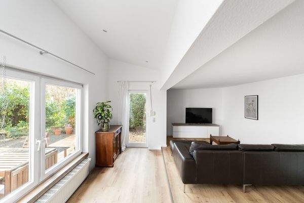 Anbau mit Zugang zu Terrasse und Garten - EG