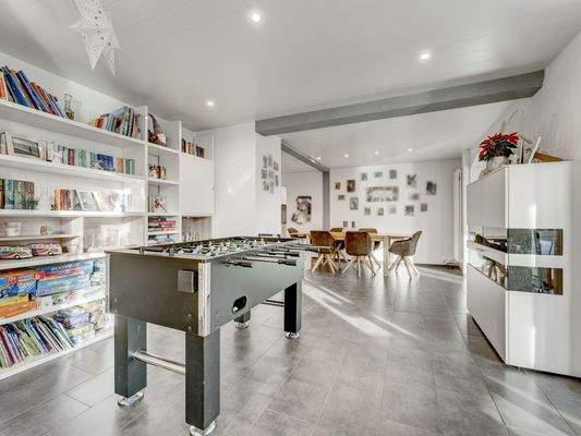 Altbau – Spiele- und Aufenthaltsbereich mit offenem Esszimmer