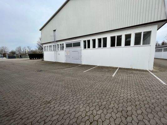 Halle außen, Stellplätze