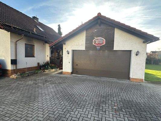 Außenansicht mit Garage