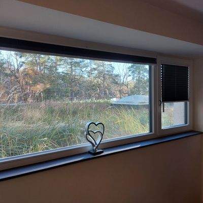 Schlafzimmer 2, Fenster mit Jalousien und Insektenschutz