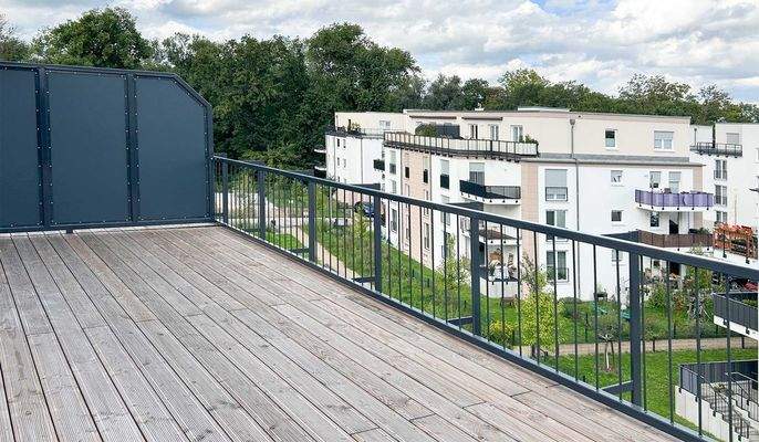 Die große Dachterrasse der Wohnung