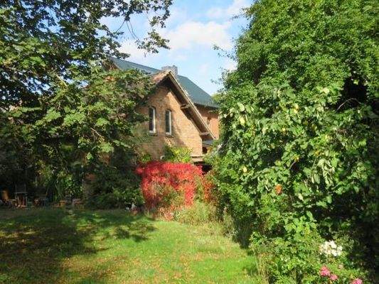 Grünfläche mit Nebengebäude