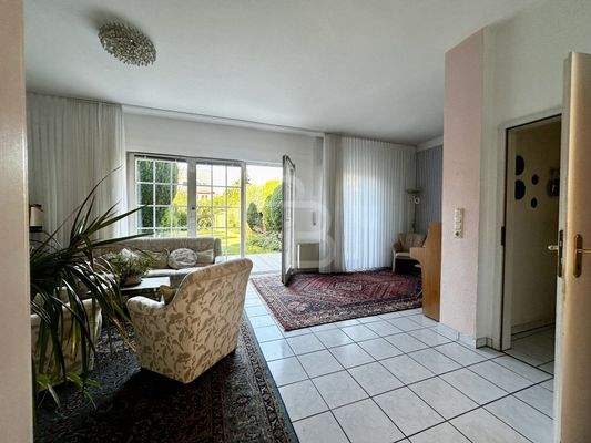 Blick vom Esszimmer ins Wohnzimmer 