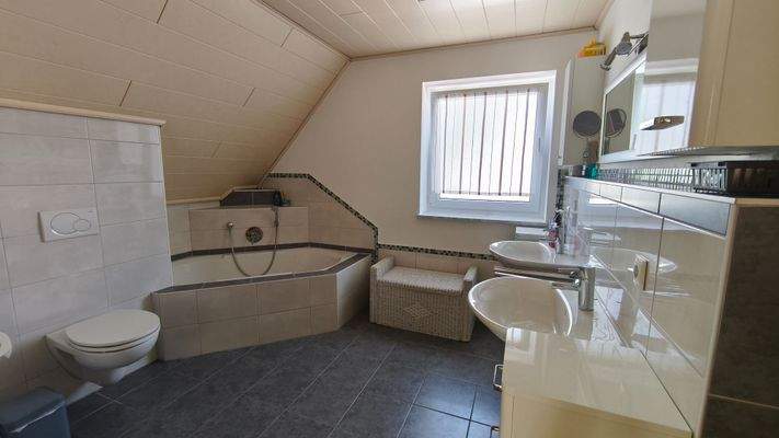 Riesiges Familien-Bad 2. OG