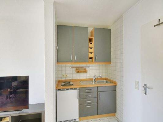 Praktische Küchenzeile mit Herd und Kühlschrank