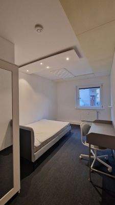 Modernes, helles Zimmer