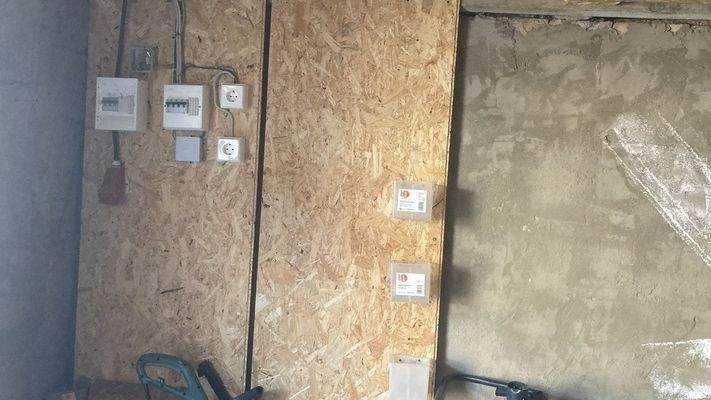 Nebengebäude mit Unterverteilung der Elektrik