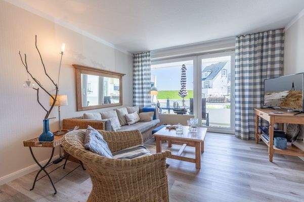 Wohnzimmer mit Sessel und Sofa