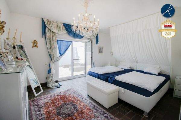 Schlafzimmer mit Poolblick