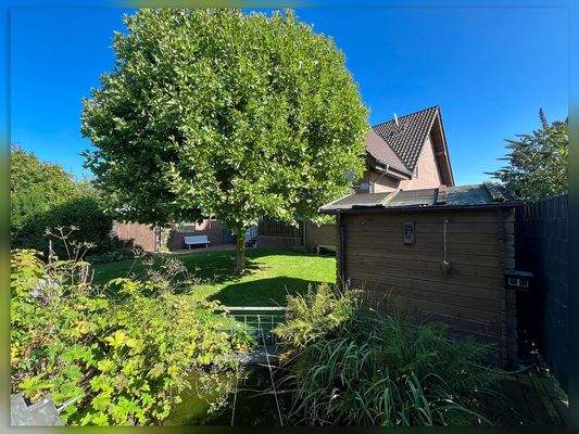 Garten mit Teichanlage und Gartenhütte