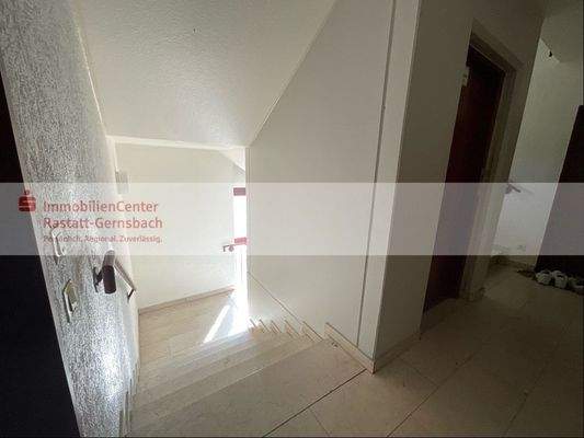 Treppenhaus mit Aufzug