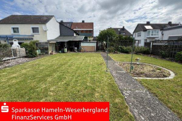 Großer Garten mit Blick auf das Haus