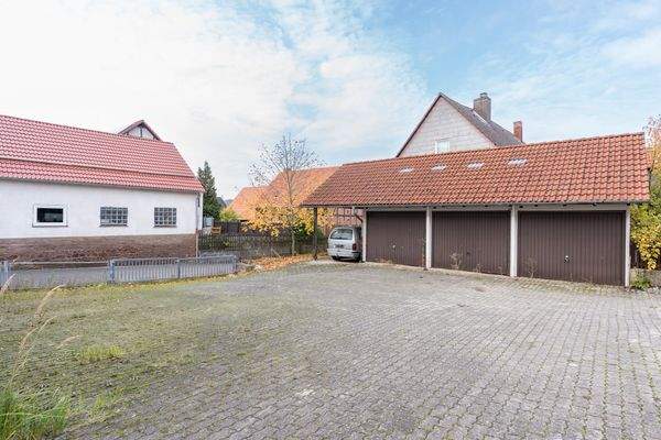 Hof mit Garagen