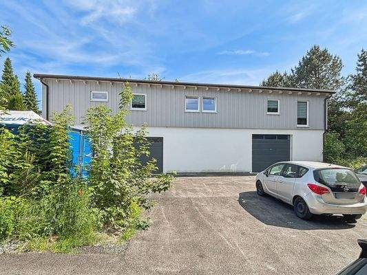 geteerte Zufahrt mit Gebäude