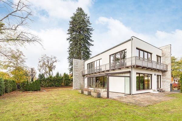 Hausansicht von vorne mit Blick in den Garten