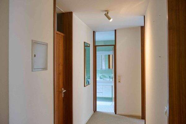 Flur mit Blick ins Badezimmer