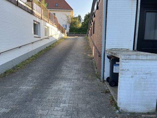 Auf und Abfahrt zu den Garagen