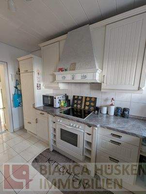 Küche mit Einbauküche