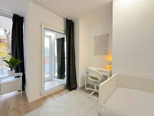 Helles Zimmer mit Balkon