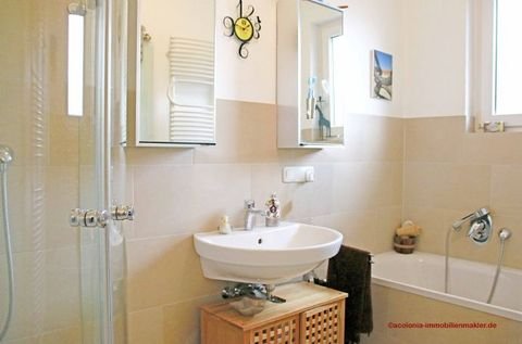 Modernes Bad mit Dusche, Wanne und Fenster